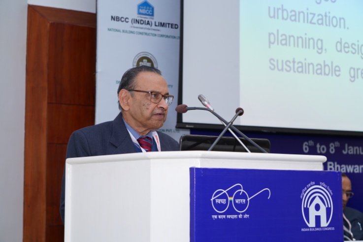 Shri Deepak Narayan, Chairman, Technical Committee, Presenting Overview of the deliberations in Seminar